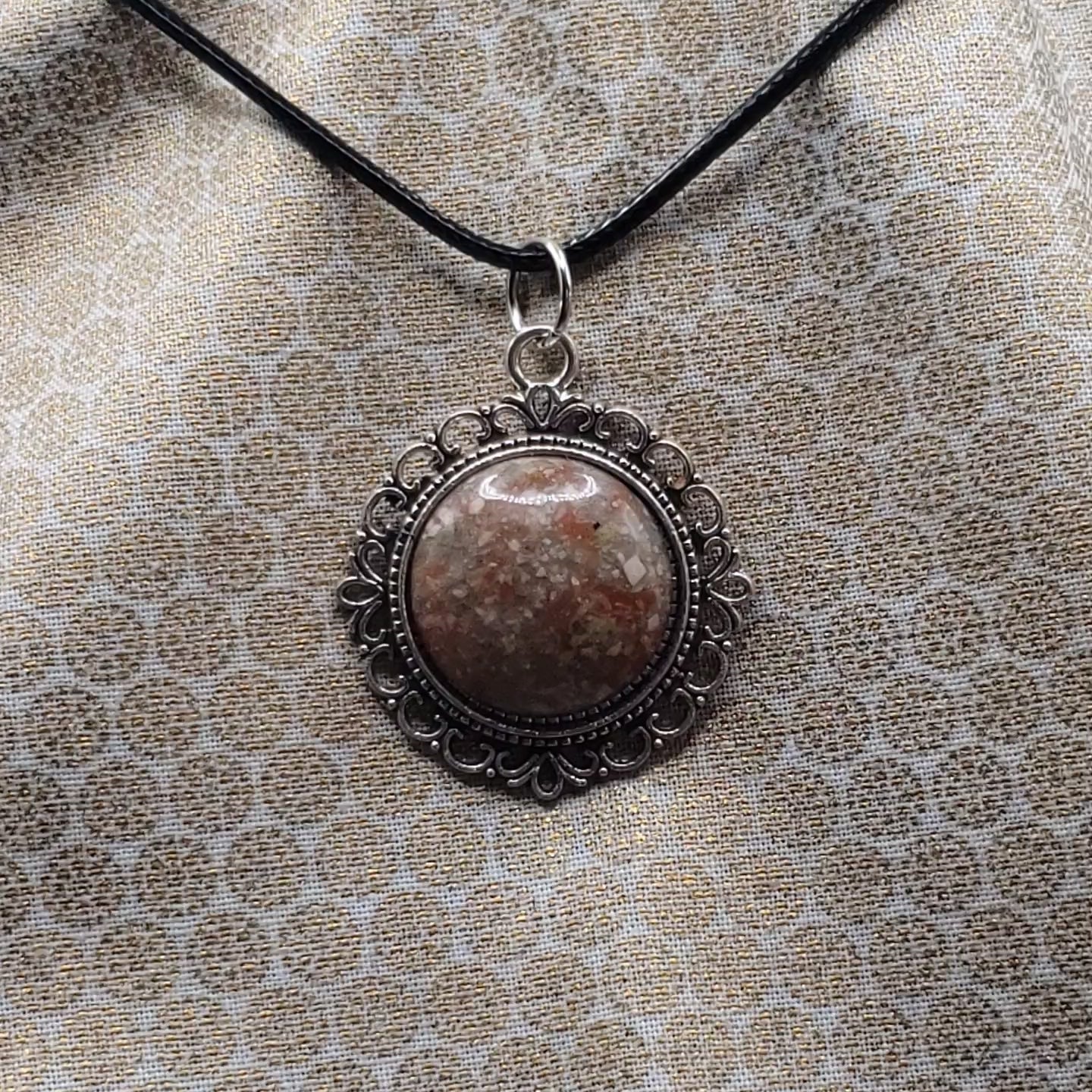 CJ00003 Spotted Mottled Jasper Agate Pendant vid